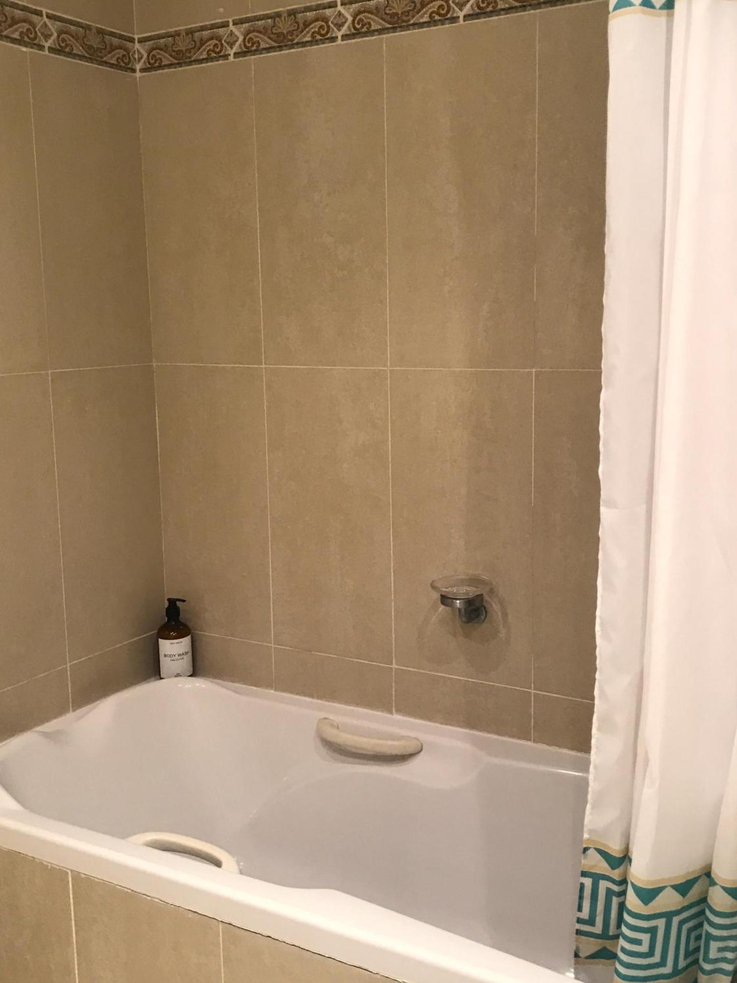 Habitacion Deluxe Con Bano Privado En Atalaya Apartagolf, Estepona Esterno foto